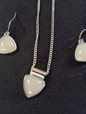 Light green/whitish necklace and earrings